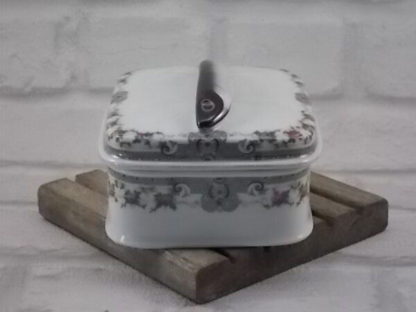 Boite à sardines en porcelaine Blanche, à frise et motif floral. Anse animalière représentant une "Sardine". De la marque Victoria