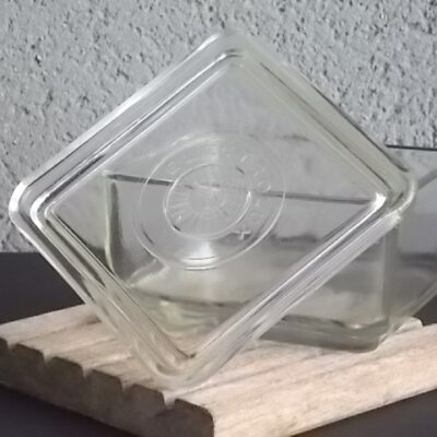 Boite de conservation en verre trempé moulé pressé. Forme carré coins arrondis. Logo central en relief. De la marque Electrolux