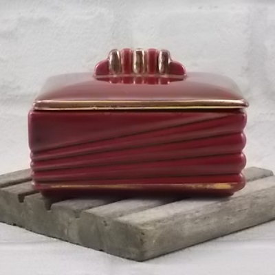 Boite à cigarette, en céramique Rouge et dorure. Modèle 5186 du décorateur B. Letalle. De la manufacture de Saint Clément