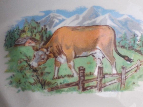 Bol sur piédouche "Vache", en faience Blanche et motif animalier, panse facettée. de Digoin Sarreguemines