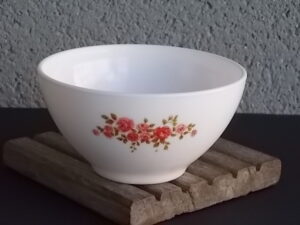 Bol à déjeuner "Bagatelle", en verre Opale Blanc et motif floral. De la marque Arcopal France