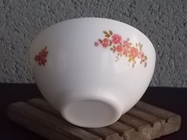 Bol à déjeuner "Bagatelle", en verre Opale Blanc et motif floral. De la marque Arcopal France