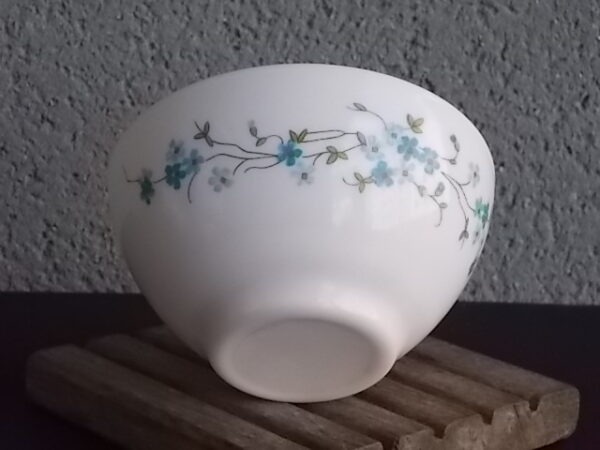 Bol à déjeuner "Véronica", en verre Opale Blanc et motif floral. De la marque Arcopal France