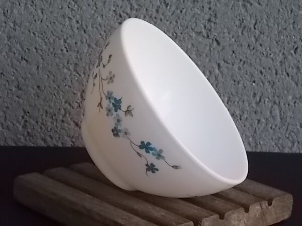 Bol à déjeuner "Véronica", en verre Opale Blanc et motif floral. De la marque Arcopal France