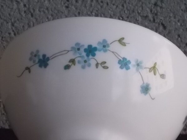 Bol à déjeuner "Véronica", en verre Opale Blanc et motif floral. De la marque Arcopal France