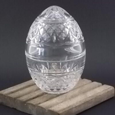 Bonbonnière "Oeuf", en cristal taillé moulé, garanti plus de 24% de Plomb. De la Cristallerie d'Arques