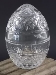 Bonbonnière "Oeuf", en cristal taillé moulé, garanti plus de 24% de Plomb. De la Cristallerie d'Arques