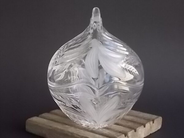 Bonbonnière sphérique en cristal moulé translucide et opaque à motif floral stylisé. De Anna Hutte Bleikristall - Germany