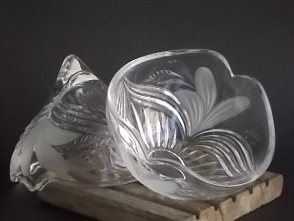 Bonbonnière sphérique en cristal moulé translucide et opaque à motif floral stylisé. De Anna Hutte Bleikristall - Germany