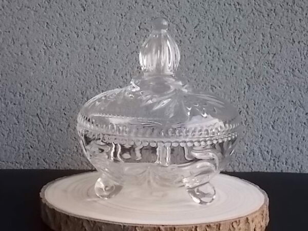 Bonbonnière tripode, en cristal moulé. Décors de Palmettes, fond fleurs stylisées et bordure crantée. Poignée Dôme strié en quartier. De la Cristallerie Walther Glas.