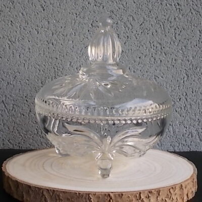 Bonbonnière tripode, en cristal moulé. Décors de Palmettes, fond fleurs stylisées et bordure crantée. Poignée Dôme strié en quartier. De la Cristallerie Walther Glas.