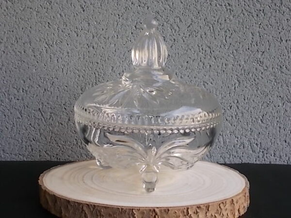 Bonbonnière tripode, en cristal moulé. Décors de Palmettes, fond fleurs stylisées et bordure crantée. Poignée Dôme strié en quartier. De la Cristallerie Walther Glas.