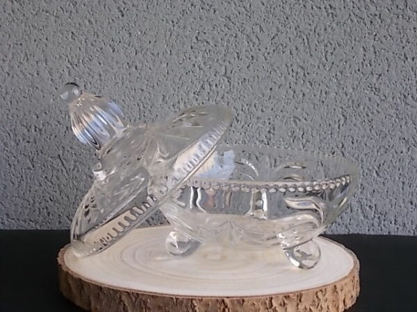 Bonbonnière tripode, en cristal moulé. Décors de Palmettes, fond fleurs stylisées et bordure crantée. Poignée Dôme strié en quartier. De la Cristallerie Walther Glas.