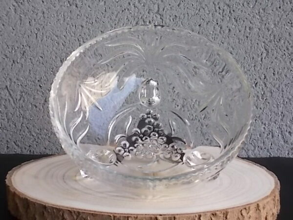 Bonbonnière tripode, en cristal moulé. Décors de Palmettes, fond fleurs stylisées et bordure crantée. Poignée Dôme strié en quartier. De la Cristallerie Walther Glas.