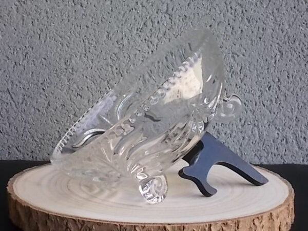 Bonbonnière tripode, en cristal moulé. Décors de Palmettes, fond fleurs stylisées et bordure crantée. Poignée Dôme strié en quartier. De la Cristallerie Walther Glas.