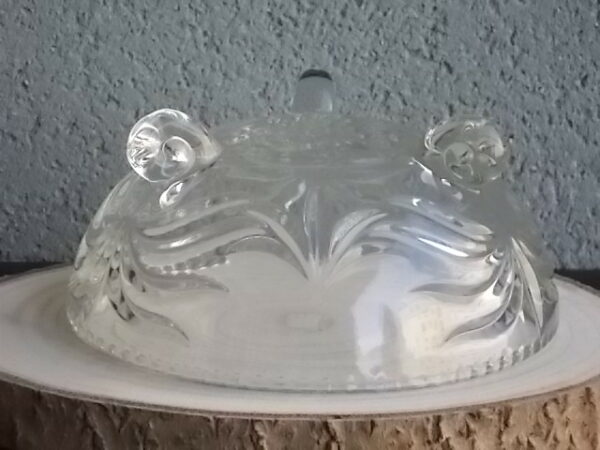 Bonbonnière tripode, en cristal moulé. Décors de Palmettes, fond fleurs stylisées et bordure crantée. Poignée Dôme strié en quartier. De la Cristallerie Walther Glas.