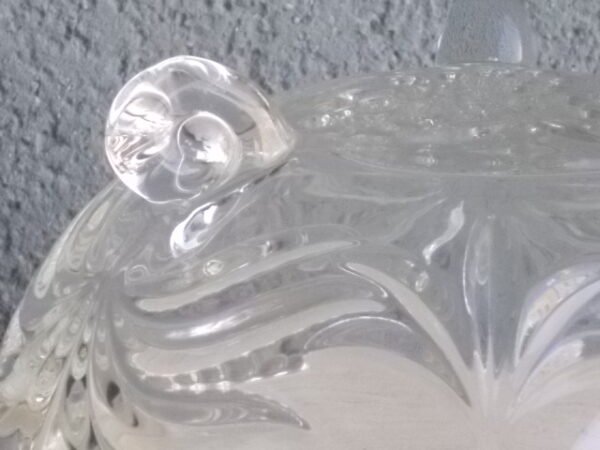 Bonbonnière tripode, en cristal moulé. Décors de Palmettes, fond fleurs stylisées et bordure crantée. Poignée Dôme strié en quartier. De la Cristallerie Walther Glas.