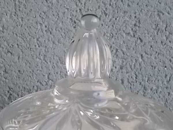 Bonbonnière tripode, en cristal moulé. Décors de Palmettes, fond fleurs stylisées et bordure crantée. Poignée Dôme strié en quartier. De la Cristallerie Walther Glas.