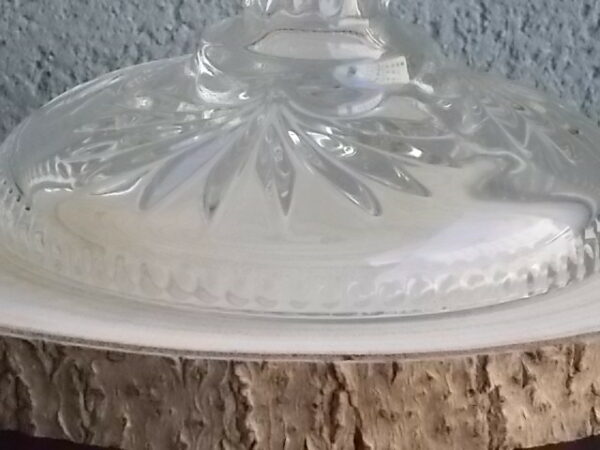 Bonbonnière tripode, en cristal moulé. Décors de Palmettes, fond fleurs stylisées et bordure crantée. Poignée Dôme strié en quartier. De la Cristallerie Walther Glas.