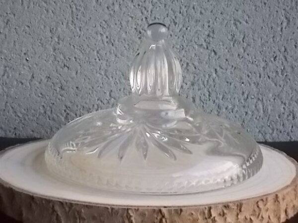 Bonbonnière tripode, en cristal moulé. Décors de Palmettes, fond fleurs stylisées et bordure crantée. Poignée Dôme strié en quartier. De la Cristallerie Walther Glas.