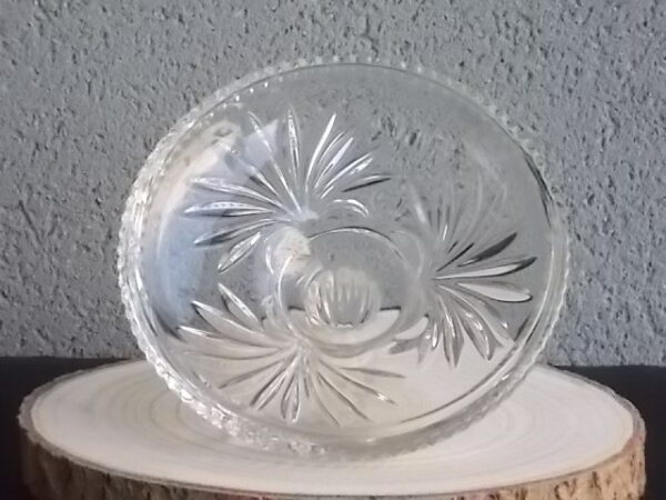 Bonbonnière tripode, en cristal moulé. Décors de Palmettes, fond fleurs stylisées et bordure crantée. Poignée Dôme strié en quartier. De la Cristallerie Walther Glas.