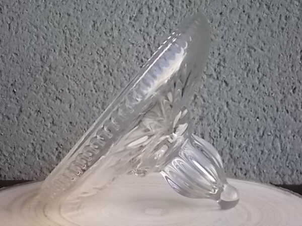 Bonbonnière tripode, en cristal moulé. Décors de Palmettes, fond fleurs stylisées et bordure crantée. Poignée Dôme strié en quartier. De la Cristallerie Walther Glas.