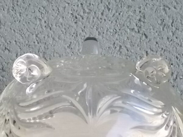 Bonbonnière tripode, en cristal moulé. Décors de Palmettes, fond fleurs stylisées et bordure crantée. Poignée Dôme strié en quartier. De la Cristallerie Walther Glas.