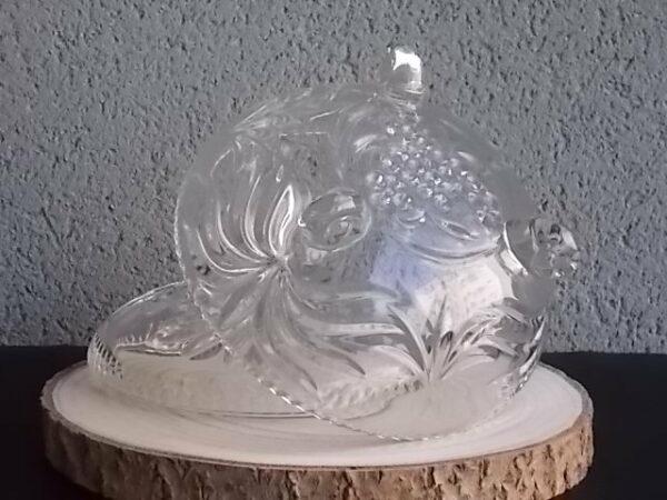 Bonbonnière tripode, en cristal moulé. Décors de Palmettes, fond fleurs stylisées et bordure crantée. Poignée Dôme strié en quartier. De la Cristallerie Walther Glas.