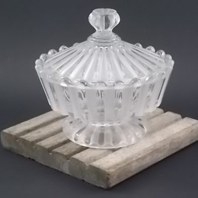 Bonbonnière "Cotes Alternées" déposé en 1890, en cristal moulé à la presse. De la maison Baccarat. Edité entre 1890 et 1930.