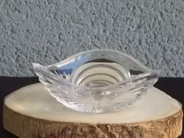 Bougeoir "Aurea", en Cristal, 24 % de plomb translucide. Forme coupelle triangulaire. Décors d'Arcs rejoint par Palmes. De Royal Crystal Rock, Italy.