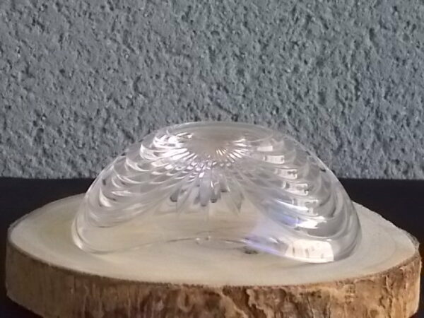 Bougeoir "Aurea", en Cristal, 24 % de plomb translucide. Forme coupelle triangulaire. Décors d'Arcs rejoint par Palmes. De Royal Crystal Rock, Italy.