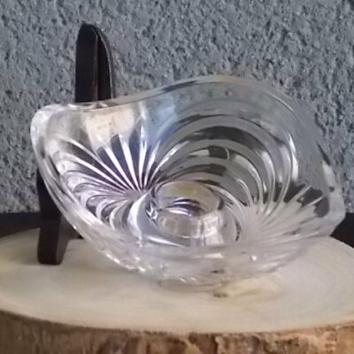 Bougeoir "Aurea", en Cristal, 24 % de plomb translucide. Forme coupelle triangulaire. Décors d'Arcs rejoint par Palmes. De Royal Crystal Rock, Italy.