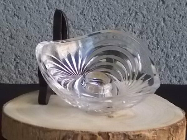 Bougeoir "Aurea", en Cristal, 24 % de plomb translucide. Forme coupelle triangulaire. Décors d'Arcs rejoint par Palmes. De Royal Crystal Rock, Italy.