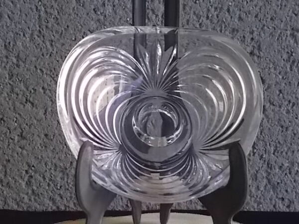 Bougeoir "Aurea", en Cristal, 24 % de plomb translucide. Forme coupelle triangulaire. Décors d'Arcs rejoint par Palmes. De Royal Crystal Rock, Italy.