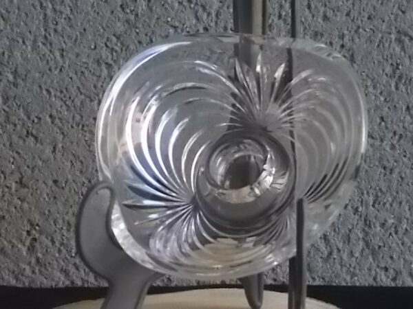 Bougeoir "Aurea", en Cristal, 24 % de plomb translucide. Forme coupelle triangulaire. Décors d'Arcs rejoint par Palmes. De Royal Crystal Rock, Italy.