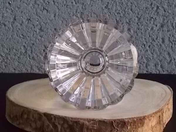 Bougeoir "Eventail", en cristal 24 % de Plomb. Forme évasé plissé, resserré par anneau en dorure. De la Marque Cristal d'Arques