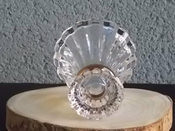 Bougeoir "Eventail", en cristal 24 % de Plomb. Forme évasé plissé, resserré par anneau en dorure. De la Marque Cristal d'Arques