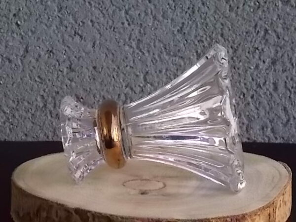Bougeoir "Eventail", en cristal 24 % de Plomb. Forme évasé plissé, resserré par anneau en dorure. De la Marque Cristal d'Arques