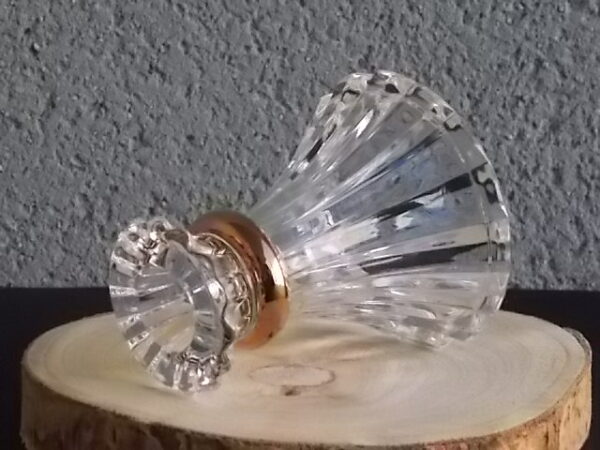 Bougeoir "Eventail", en cristal 24 % de Plomb. Forme évasé plissé, resserré par anneau en dorure. De la Marque Cristal d'Arques