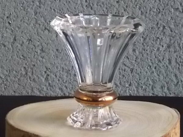 Bougeoir "Eventail", en cristal 24 % de Plomb. Forme évasé plissé, resserré par anneau en dorure. De la Marque Cristal d'Arques