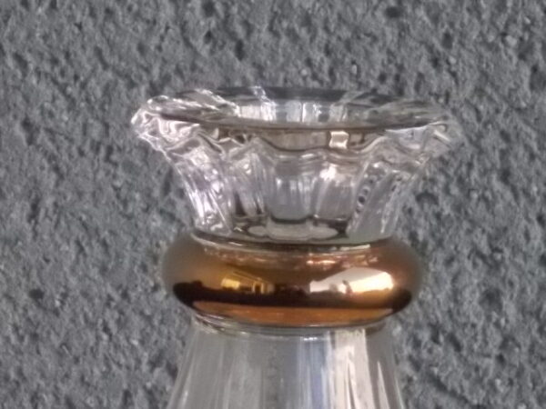 Bougeoir "Eventail", en cristal 24 % de Plomb. Forme évasé plissé, resserré par anneau en dorure. De la Marque Cristal d'Arques