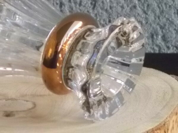 Bougeoir "Eventail", en cristal 24 % de Plomb. Forme évasé plissé, resserré par anneau en dorure. De la Marque Cristal d'Arques
