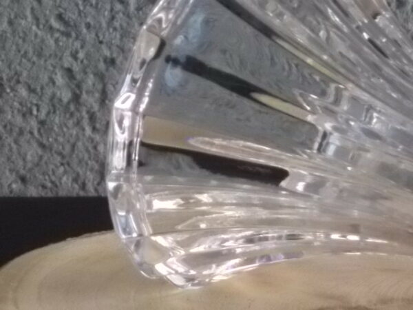 Bougeoir "Eventail", en cristal 24 % de Plomb. Forme évasé plissé, resserré par anneau en dorure. De la Marque Cristal d'Arques