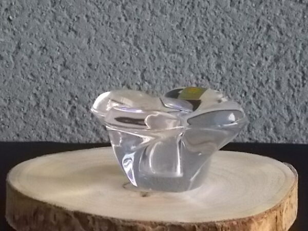 Bougeoir en Cristal translucide 25 % de Plomb. Forme "Fleur" 4 pétales bombées, coté effet vrillé. De Cristalleries Royales de Champagne 1666 - Bayel