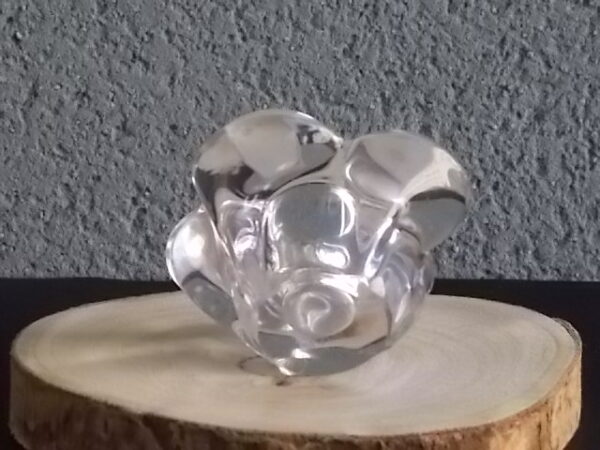 Bougeoir en Cristal translucide 25 % de Plomb. Forme "Fleur" 4 pétales bombées, coté effet vrillé. De Cristalleries Royales de Champagne 1666 - Bayel