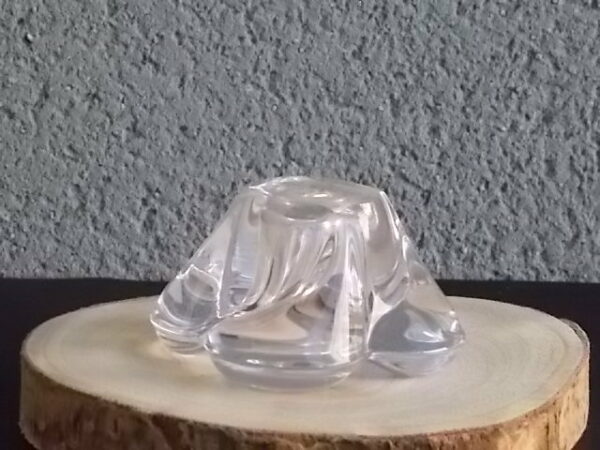 Bougeoir en Cristal translucide 25 % de Plomb. Forme "Fleur" 4 pétales bombées, coté effet vrillé. De Cristalleries Royales de Champagne 1666 - Bayel