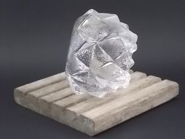 Bougeoir "Nimbus" en Cristal granité. Forme Artichaut. Du designer Berit Johansson. De la verrerie Orrefons