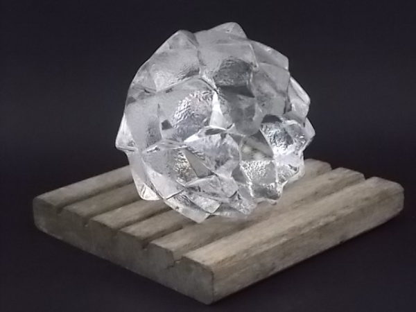 Bougeoir "Nimbus" en Cristal granité. Forme Artichaut. Du designer Berit Johansson. De la verrerie Orrefons