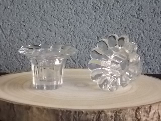 Bougeoir "Queen", en verre moulé. Forme Fleur, pétales bombées festonnées, corps cannelé. Verrerie Borgonovo Glass Compagny