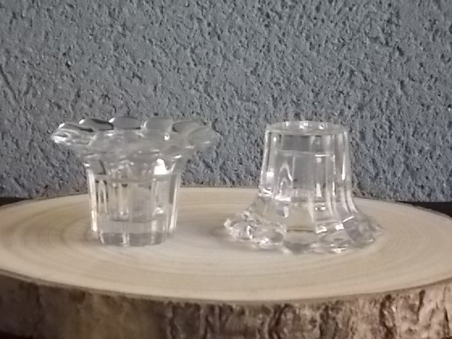 Bougeoir "Queen", en verre moulé. Forme Fleur, pétales bombées festonnées, corps cannelé. Verrerie Borgonovo Glass Compagny